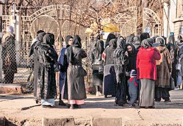 Afghan bans women into universities