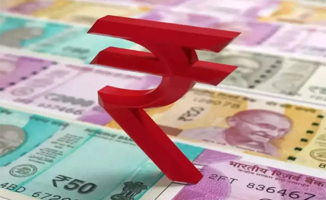 Rupee hits historic low