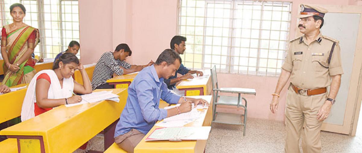ts si exam hall ticket download 2022