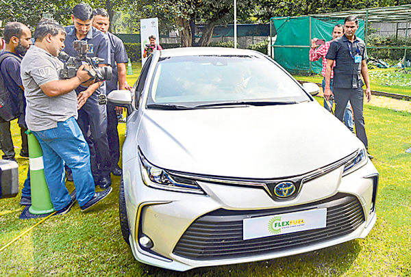 Nitin Gadkari launches Toyota's pilot project