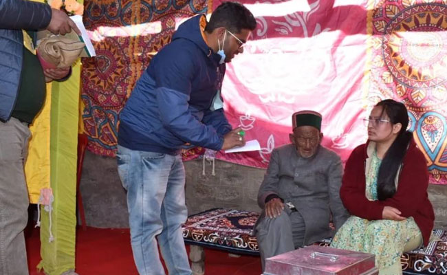 Shyam Saran, first voter of Independent India, casts his postal ballot for Himachal polls