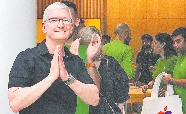Tim Cook Inaugurates Second Apple Retail Store in India