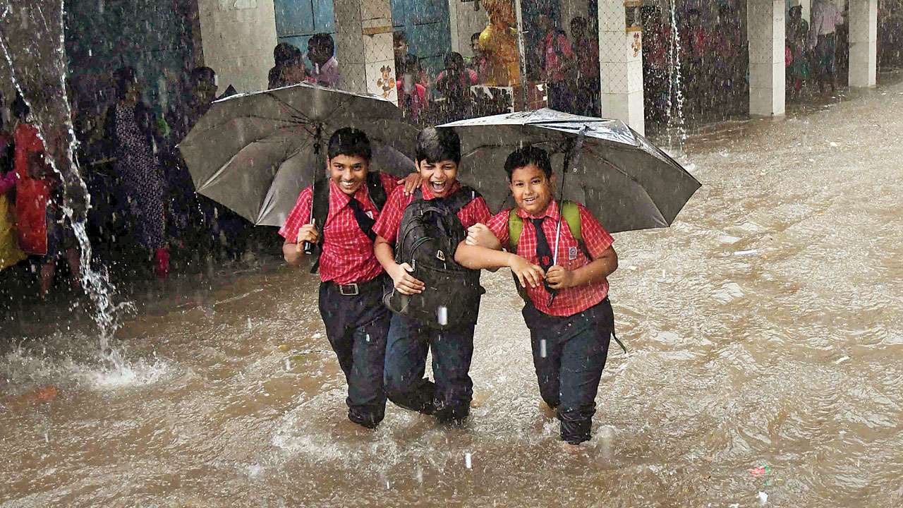 schools closed due rain news in telugu