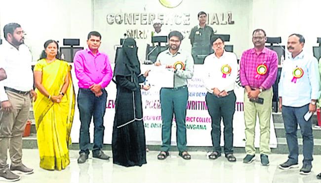 Collector Varun Reddy distributing participation certificates