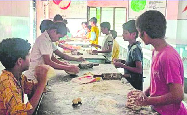  students cooking in gurukulam