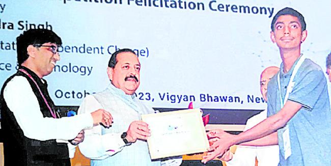 Student Govardhan Naidu receiving certificate