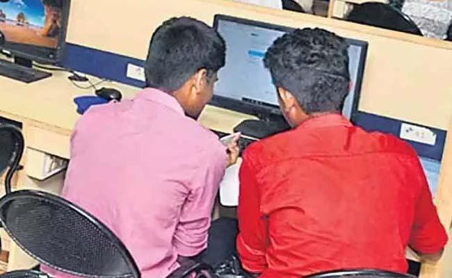 Students applying web options for Horticulture course