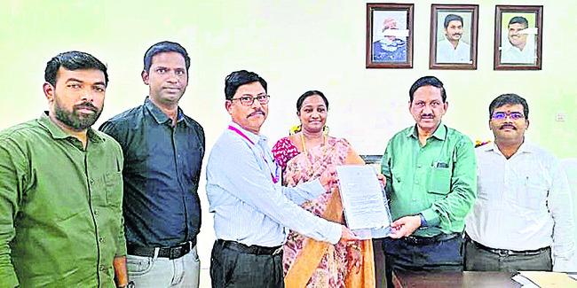 Presenting certificates to colleges of autonomous,JNTU officials handing over self-producing status documents to college representatives.