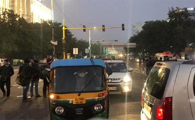 Red light on, Gaadi off in Delhi