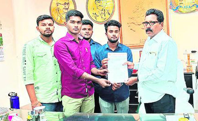 ABVP,ABVP City Secretary Nandu calls for postponement of Satavahana University 5th semester exams starting November 1 in Karimnagar City