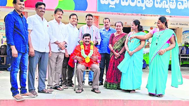 School HM Ramanayya Shetty gets felicitated by teachers, school head master