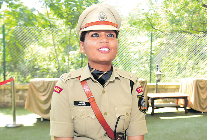 Isha Singh.. double success as Lawyer then as IPS Officer, Inspiration for success and determination