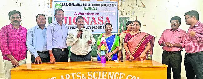 Assistant Professor G. Suhasini addressing students, Pingali Government Degree College classroom discussion, Students engaged in local research projects, Students should grow up to be scientists, Scientific research focus on Karimnagar local issues,