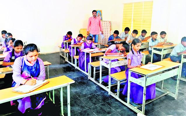 School exam for student abilities, Students practising for SEAS Survey test, Test-taking in school,Student test session