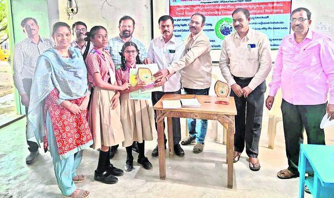 Hanumakonda's Creative Expression at Kala Utsav, DEO MD Abdulhai Promotes Art in Education, Kala Utsav Competitions, Kala Utsav competitions to bring out talent among students,DEO MD Abdulhai at Vidyaranyapuri, 