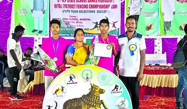 PD Nimmaka Madhavrao Announces Mandangi Santosh's National Selection, National level fencing competition 2023, Kothaguda Tribal Welfare Ashram High School Student Excels in Fencing, 