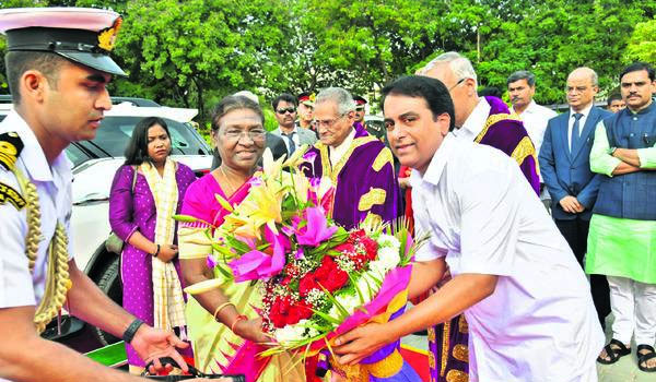 Parents overjoyed as their children receive degrees. Prashanthi Nilayam: Instilling values in students., First Lady of the country praising Prashanthi Nilayam, Prashanthi Nilayam: Demonstrating academic abilities. Best results with modern education, Prashanthi Nilayam: Students studying hard, 