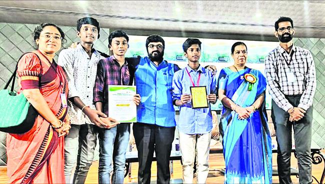 Nakkapally students for national level science competitions  Nakkapalli ZP High School students win state science congress