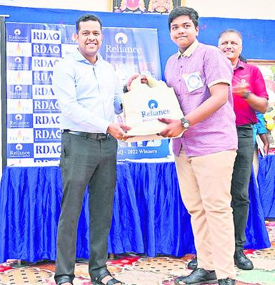 Collector Shukla distributing prizes for winners in quiz competitions 