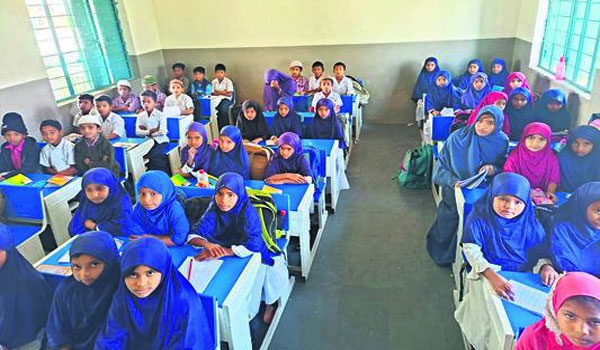 there are 461 students and 5 teachers Urdu Medium School in Nizamabad