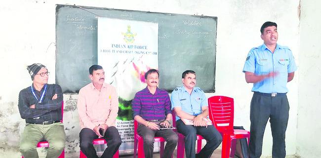 Officer Rajesh encourages South Indian youth to join the army   Agnipath   District Youth Department organizes awareness event on Agnipath