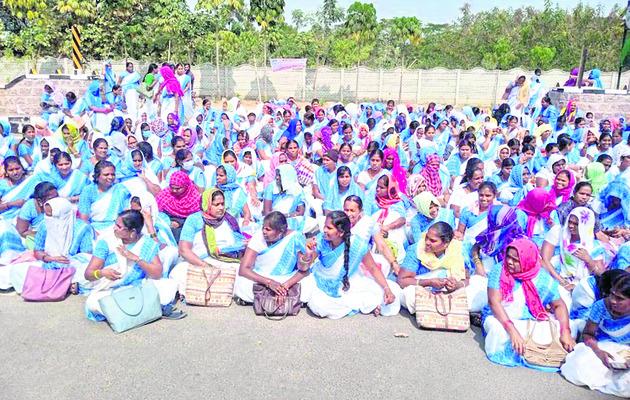 Telangana Asha workers protest for resolution   Asha workers protesting in front of Collectorate  Asha Workers Salary Hike Details  Asha workers demanding resolution for pending issues