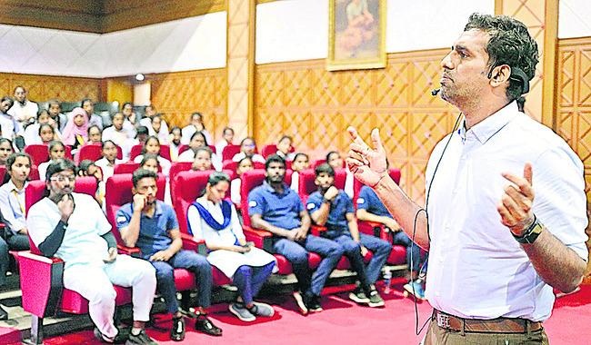 Emergency HOD of Amaran Hospital addressing students   Students participating in workshop with Emergency HOD Shiva RamaKrishna speaking to students at work shop in MBU   Paramedical College Workshop in Dasari Auditorium