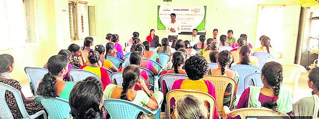  Take advantage of the free training     EDII Project Coordinator Santosh Kumar addressing women in training program  Women from Mandal villages attending training session