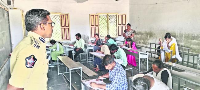 High Attendance Recorded at Group-2 Exam in Anantapur Urban   Police inspection at appsc group 2 prelims exam centers   Group-2 Screening Examination Conducted by APPSC in Anantapur Urban