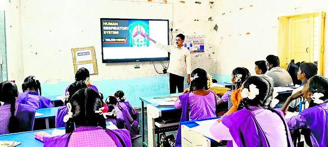 Teaching students through IFE Panel in Zilla Parishad High School