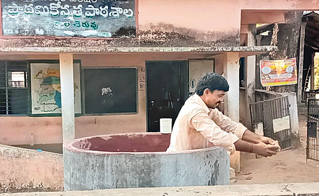 Community effort   Teacher Srinivas   Unclean drinking water tank at Gurrala Cheruvu Government Primary School