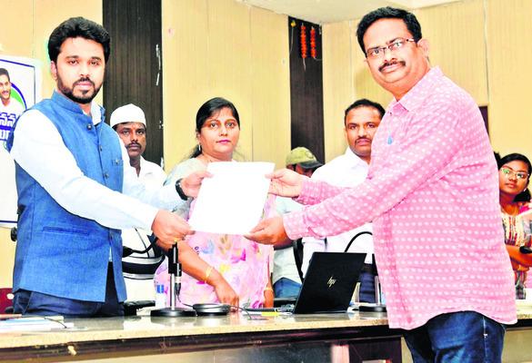 Contract Workers Secure Permanent Positions in Eluru   Contract Employees Transition to Permanent Roles, Eluru Update  Collector Prasanna Venkatesh giving orders to permanent employees