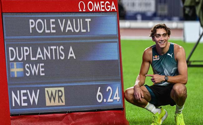 Athlete Armand Duplantis breaking pole vault world record