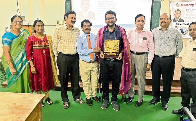 Dr. Mohammad Shahid presenting at Anantapur Medical College  Felicitation to Renowned Robotic Surgeon Dr. Mohammad Shahid  Medical students attending robotic surgery awareness program  
