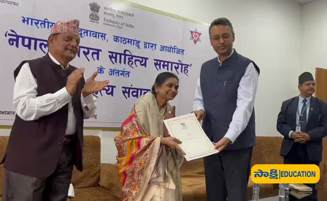 Vishwa Hindi Samman award ceremony   Dr Usha Thakur Receives Prestigious 12th Vishwa Hindi Samman  Dr. Usha Thakur receiving the 12th Vishwa Hindi Samman award  