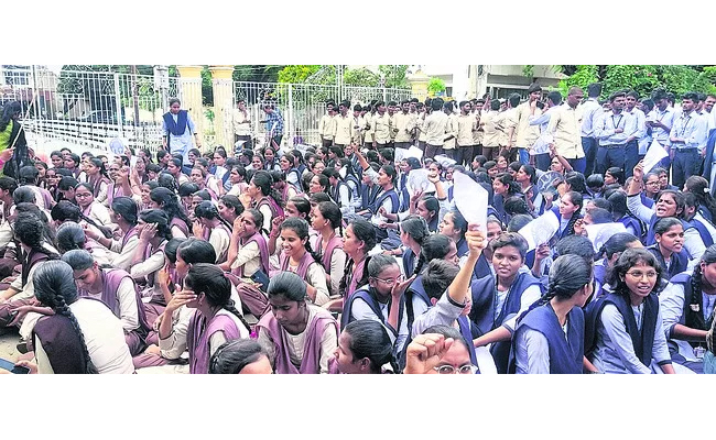 Students demonstrate for better hostel food conditions in Kurnool  Students rally to collector office for lack of food quality in their hostels  