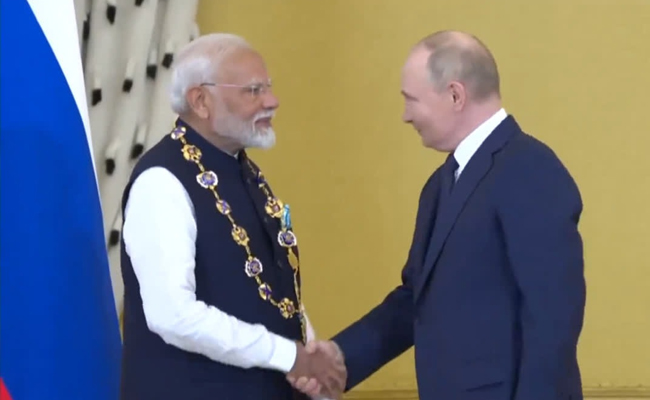 India Prime Minister Modi receives highest award at Russia  Prime Minister Narendra Modi receiving 'The Order of Saint Andrew the Apostle  Russias highest civilian award