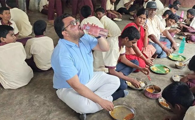 Collector inspects gurukul school and had lunch with students