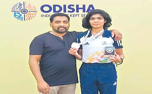 Tanuku Athlete Jyothika Sri Dandi Go To Paris 2024 Olympics