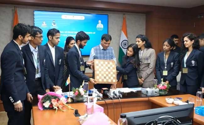 Chess Olympic champions Felicitated By Sports Minister Mansukh Mandaviya