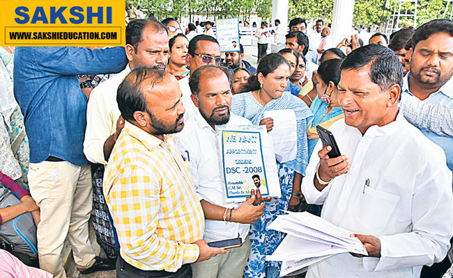 డీఎస్సీ అభ్యర్థుల సమస్యపై అధికారులతో ఫోన్‌లో మాట్లాడుతున్న చిన్నారెడ్డి 