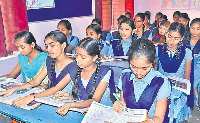 DEO Visits Government School  Surprise visit by DEO Janardhan Reddy to Tekke Municipal High School 