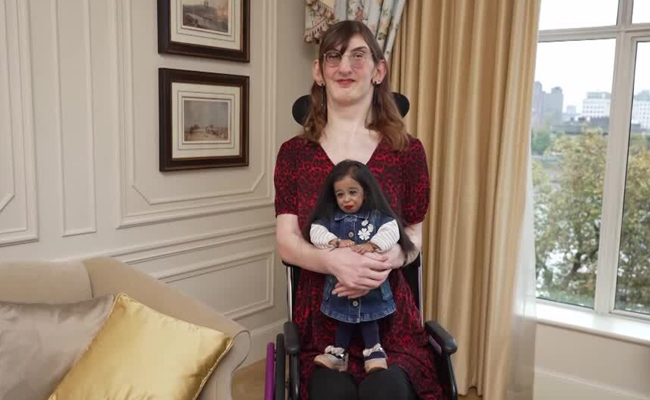 Tallest woman in the world and shortest woman meeting for the first time at the 20th annual Guinness World Records Day in London  Meet of worlds tallest and shortest women and achieving guinness record