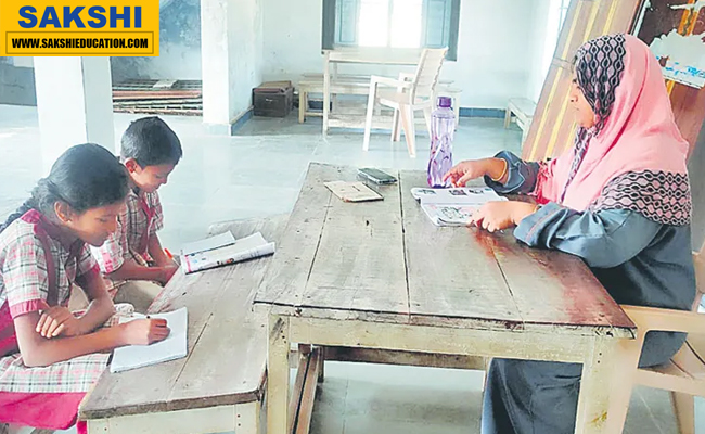 one teacher Two students  Primary school teaching in Mahabubabad  Mahabubabad education update  