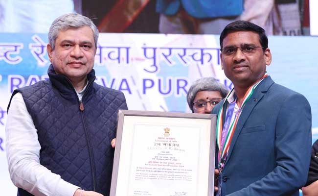 Senior DCM Vavilapalli Rambabu Receives ‘Ati Vishisth Rail Seva Puraskar’ award