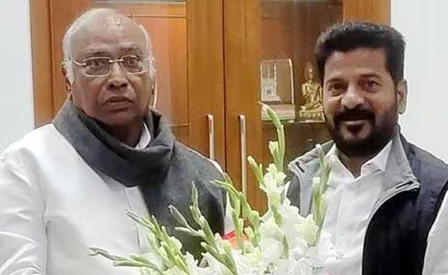 revanth reddy with mallikarjun kharge