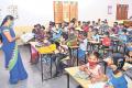 వినాయకనగర్‌ ప్రాథమిక పాఠశాలలో పాఠాలు చెబుతున్న టీచర్‌