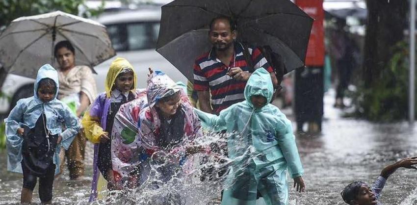 Heavy Rains in Andhra Pradesh, School Holidays Hear  Heavy Rainfall in Telugu States  Education department announces holiday for schools in Union Visakha district due to heavy rains 